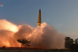 Một tên lửa dẫn đường chiến thuật mới được Triều Tiên phóng thử gần thị trấn ven biển phía Đông Wonsan. (Ảnh: Yonhap/TTXVN)