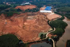 Lòng hồ thủy điện Thác Bà bị Công ty TNHH Hoàng Gia Yên Bái san gạt, đổ đất để làm nhà xưởng. (Ảnh: Tuấn Anh/TTXVN)