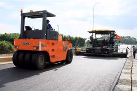 Công nhân và các nhà thầu khẩn trương thi công hoàn thành các hạng mục còn lại. (Ảnh: Thái Thuần/TTXVN)