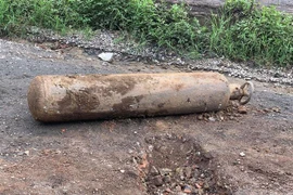 Vật thể lạ nghi là bom được các cơ quan khảng định không phải là bom. (Ảnh: Tạ Toàn/TTXVN)