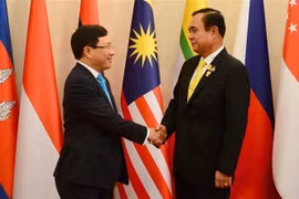 Phó Thủ tướng, Bộ trưởng Ngoại giao Phạm Bình Minh bắt tay Thủ tướng Thái Lan Prayut Chan-o-cha. (Ảnh: Ngọc Quang/TTXVN)