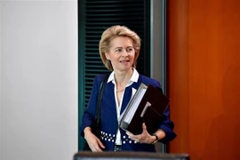 Bộ trưởng Quốc phòng Đức Ursula von der Leyen rời khỏi một cuộc họp nội các ở Berlin. (Nguồn: AFP/TTXVN)