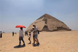 Du khách thăm quan kim tự tháp Bent ở Giza, Ai Cập. (Nguồn: THX/TTXVN)