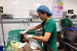 Các bác sỹ Bệnh viện Đa khoa 115 Nghệ An tích cực chữa trị cho các nạn nhân bị ngạt khói. (Ảnh: TTXVN phát)