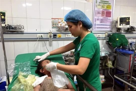 Các bác sỹ Bệnh viện Đa khoa 115 Nghệ An tích cực chữa trị cho các nạn nhân bị ngạt khói. (Ảnh: TTXVN phát)