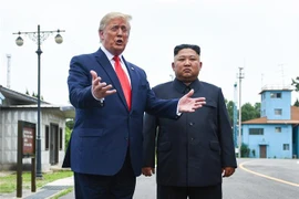 Tổng thống Mỹ Donald Trump (trái) và nhà lãnh đạo Triều Tiên Kim Jong-un (phải) tại cuộc gặp ở Khu vực phi quân sự (DMZ) ngày 30/6. (Nguồn: AFP/TTXVN)