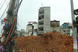 Nhà méo trên tuyến đường giao giữa Phạm Văn Đồng và Trần Cung (quận Cầu Giấy, Hà Nội). (Ảnh: Nhật Lệ/TTXVN phát)