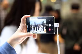 Điện thoại Galaxy S10 của Samsung được giới thiệu tại thủ đô Seoul, Hàn Quốc. (Nguồn: Yonhap/TTXVN)