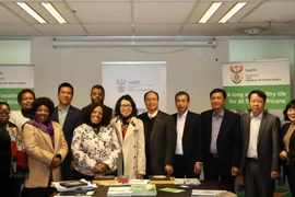 Đoàn công tác của cán bộ cấp cao Bảo hiểm xã hội Việt Nam và đại diện Bộ Y tế và Bộ Phát triển xã hội Nam Phi. (Ảnh: Trần Phi Hùng/Vietnam+)