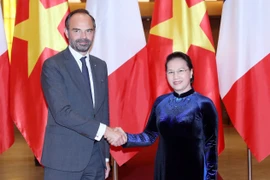 Chủ tịch Quốc hội Nguyễn Thị Kim Ngân đón Thủ tướng Cộng hòa Pháp Édouard Philippe. (Ảnh: Trọng Đức/TTXVN)