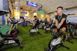 Gian triển lãm thiết bị phòng tập của Công ty Động Lực. (Ảnh: Trần Việt/TTXVN)