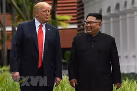 Tổng thống Mỹ Donald Trump (trái) trong cuộc gặp thượng đỉnh lịch sử với Nhà lãnh đạo Triều Tiên Kim Jong-un tại Singapore ngày 11/6 vừa qua. (Ảnh: AFP/TTXVN)