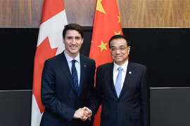 Thủ tướng Trung Quốc Lý Khắc Cường (phải) hội đàm với Thủ tướng Canada Justin Trudeau bên lề Hội nghị cấp cao ASEAN tại Singapore ngày 14/11/2018. (Ảnh: THX/ TTXVN)
