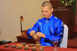 Nghệ nhân Andrei Ivanov giải nhất pha chế trà 2017 biểu diễn pha trà tại lễ khai mạc. (Ảnh: Hồ Cầu/TTXVN)