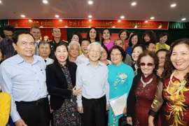 Tổng Bí thư, Chủ tịch nước Nguyễn Phú Trọng và Chủ tịch Ủy ban Trung ương Mặt trận Tổ quốc Việt Nam Trần Thanh Mẫn với cán bộ, nhân dân địa bàn dân cư số 6, phường Nguyễn Du. (Ảnh: Trí Dũng/TTXVN)