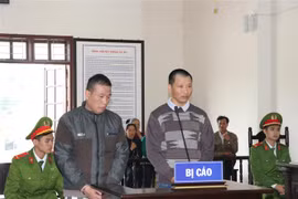 Bị cáo Nguyễn Đình Oanh và bị cáo Đỗ Đức Văn tại phiên tòa. (Ảnh: Vũ Hà/TTXVN)