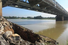 Chân cầu Hàm Rồng bị sạt lở nghiêm trọng. (Ảnh: Trịnh Duy Hưng/TTXVN)