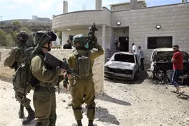 Binh sỹ Israel gác tại hiện trường một vụ tấn công gần Nablus, Bờ Tây ngày 13/7. (Ảnh: AFP/TTXVN)