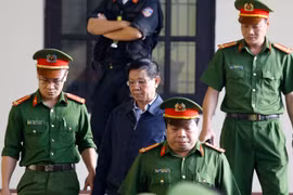 Bị cáo Phan Văn Vĩnh được cơ quan chức năng dẫn giải ra tòa. (Ảnh: Trung Kiên/TTXVN)