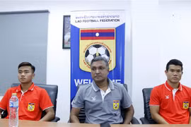 Huấn luyện viên trưởng đội tuyển Lào Sundramoorthy trong buổi trả lời phỏng vấn. (Ảnh: Phạm Kiên/TTXVN)