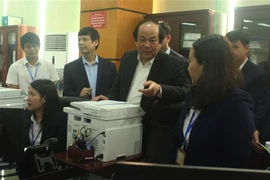 Bộ Trưởng, Chủ nhiệm Văn phòng Chính phủ Mai Tiến Dũng đến thăm và kiểm tra Trung tâm Hành chính công của tỉnh Thanh Hóa. (Ảnh: Trịnh Duy Hưng/TTXVN)