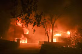 Các đám cháy rừng lan rộng ở Malibu, California ngày 9/11. (Ảnh: THX/TTXVN)