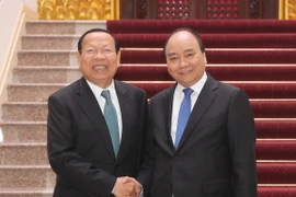 Thủ tướng Chính phủ Nguyễn Xuân Phúc tiếp Bộ trưởng Bộ Kế hoạch Campuchia Chhay Than đang thăm và làm việc tại Việt Nam. (Ảnh: Lâm Khánh/TTXVN)