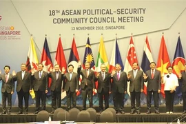 Trưởng đoàn các nước tại cuộc họp Hội đồng Chính trị-An ninh chuẩn bị cho ASEAN 33 chụp ảnh chung. (Ảnh: Xuân Vịnh/TTXVN)