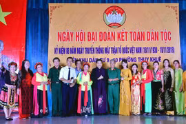 Phó Chủ tịch Thường trực Quốc hội Tòng Thị Phóng với nhân dân tổ 8 và 9 phường Thụy Khuê. (Ảnh: Phương Hoa/TTXVN)