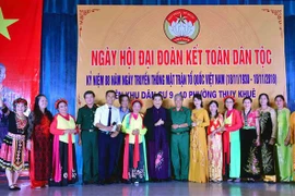 Phó Chủ tịch Thường trực Quốc hội Tòng Thị Phóng với nhân dân tổ 8 và 9 phường Thụy Khuê. (Ảnh: Phương Hoa/TTXVN)