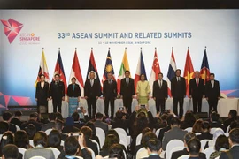 Thứ trưởng Bộ Công Thương Trần Quốc Khánh (thứ 5, trái sang) cùng đại diện các quốc gia thành viên ASEAN tại lễ ký thỏa thuận về thương mại điện tử ở Singapore ngày 12/11/2018. (Ảnh: THX/ TTXVN)