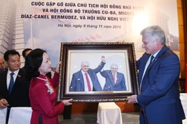 Bà Trương Thị Mai tặng Chủ tịch Hội đồng Nhà nước và Hội đồng Bộ trưởng Cuba Miguel Mario Díaz-Canel Bermúdez bức tranh Đồng chí Miguel Mario Díaz-Canel Bermúdez với đồng chí Raúl Castro, Bí thư thứ nhất Ban chấp hành Trung ương Đảng Cộng sản Cuba. (Ảnh: 