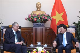Phó Thủ tướng, Bộ trưởng Bộ Ngoại giao Phạm Bình Minh tiếp ông Allan Wagner, Chủ tịch Nhóm Tầm nhìn APEC (AVG), nguyên Bộ trưởng Bộ Ngoại giao Peru. (Ảnh: Lâm Khánh/TTXVN)