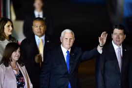 Phó Tổng thống Mỹ Mike Pence (giữa) và phu nhân tới Tokyo, Nhật Bản, ngày 12/11/2018. (Ảnh: AFP/TTXVN)