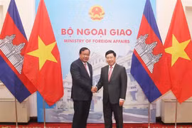 Phó Thủ tướng, Bộ trưởng Bộ Ngoại giao Phạm Bình Minh đón Phó Thủ tướng, Bộ trưởng Bộ Ngoại giao và Hợp tác quốc tế Campuchia Prak Sokhonn. (Ảnh: Lâm Khánh/TTXVN)