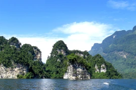 Ngỡ ngàng vẻ đẹp non nước của "Hạ Long giữa đại ngàn" Tây Bắc