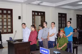 Các bị cáo tại tòa. (Ảnh: Huỳnh Phúc Hậu/TTXVN)