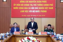 Thủ tướng Nguyễn Xuân Phúc làm việc với lãnh đạo Bộ Quốc phòng. (Ảnh: Thống Nhất/TTXVN)