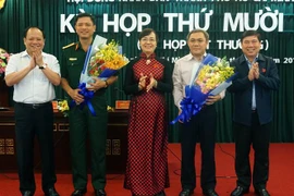 Ông Nguyễn Trường Thắng, Tư lệnh Bộ Tư lệnh Thành phố (thứ 2 từ trái qua) và ông Huỳnh Văn Hồng Ngọc, Trưởng Ban dân tộc Thành phố (thứ 4 từ trái qua) được bầu là Ủy viên UBND Thành phố. (Ảnh: Thu Hoài/TTXVN)