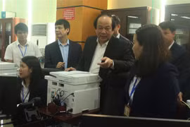 Bộ Trưởng, Chủ nhiệm Văn phòng Chính phủ Mai Tiến Dũng đến thăm và kiểm tra Trung tâm Hành chính công của tỉnh Thanh Hóa. (Ảnh: Trịnh Duy Hưng/TTXVN)