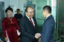 Quan chức chính phủ Singapore đón Thủ tướng Nguyễn Xuân Phúc tại sân bay quốc tế Changi. (Ảnh: Thống Nhất/TTXVN)