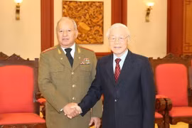 Tổng Bí thư, Chủ tịch nước Nguyễn Phú Trọng tiếp Thượng tướng Leopoldo Cintra Frías, Ủy viên Bộ Chính trị, Ủy viên Hội đồng Nhà nước và Hội đồng Bộ trưởng, Bộ trưởng Bộ các Lực lượng vũ trang cách mạng Cuba. (Ảnh: Trí Dũng/TTXVN)