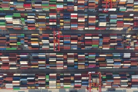 Hàng hóa được xếp tại cảng ở Thượng Hải, Trung Quốc ngày 25/7/2018. (Ảnh: THX/ TTXVN)