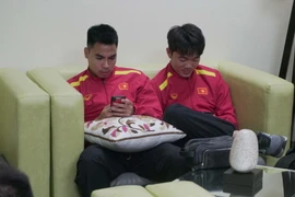 2 cầu thủ Đức Huy (trái) và Xuân Trường (phải) trong phòng chờ nhập cảnh tại sân bay Bacolod. 