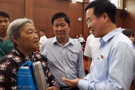 Đồng chí Võ Văn Thưởng hỏi thăm tình hình của người dân. (Ảnh: Công Phong/TTXVN)
