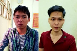 Hai đối tượng Luân và Tân tại Cơ quan công an. (Ảnh: Thành Chung/TTXVN)