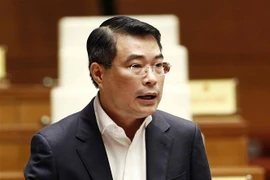 Thống đốc Ngân hàng Nhà nước Việt Nam Lê Minh Hưng trả lời chất vấn của các Đại biểu Quốc hội về thực trạng xử lý nợ xấu trong hệ thống ngân hàng chưa đạt yêu cầu. (Ảnh: Văn Điệp/TTXVN)