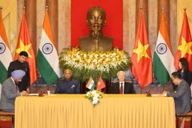 Tổng Bí thư, Chủ tịch nước Nguyễn Phú Trọng và Tổng thống Ấn Độ Ram Nath Kovind chứng kiến Lễ ký Biên bản ghi nhớ về hợp tác giữa Cục Ngoại vụ, Bộ Ngoại giao Việt Nam và Hiệp hội Doanh nghiệp Ấn Độ. (Ảnh: Trí Dũng/TTXVN)