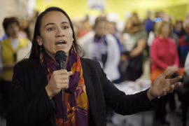 Ứng cử viên đảng Dân chủ Sharice Davids đã trở thành người phụ nữ gốc thổ dân châu Mỹ đầu tiên được bầu vào Quốc hội Mỹ. (Nguồn: AP)