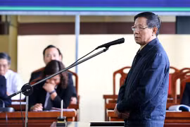 Bị cáo Phan Văn Vĩnh, nguyên Tổng cục trưởng Tổng cục cảnh sát trả lời trước tòa. (Ảnh: Trung Kiên/TTXVN)